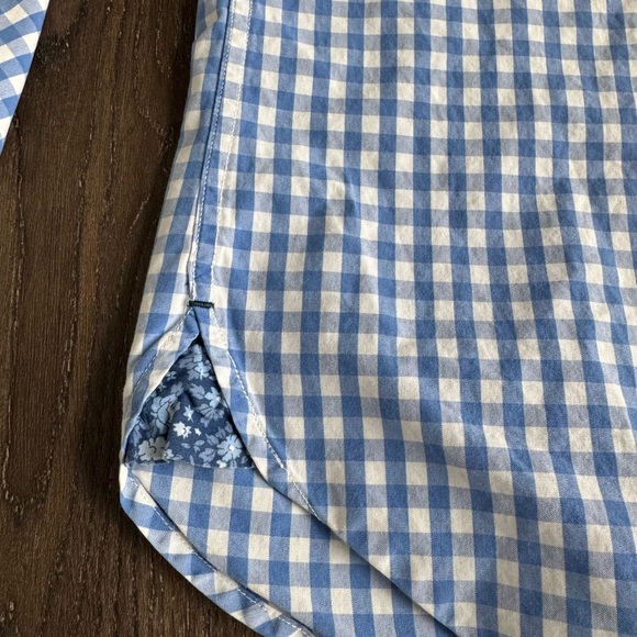 Tommy Hilfiger Button down shirt. Men’s size large. Like new condition! - Picture 5 of 10